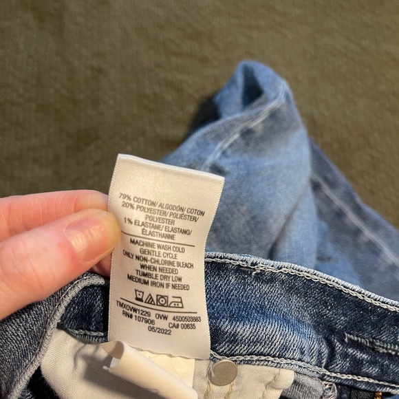 Women’s distressed Blue Jeans - Picture 3 of 7